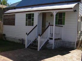 A Pine Cottage - E Caravan Parks 0