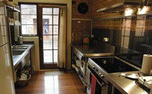 Araluen Old Courthouse Bed And Breakfast - E Caravan Parks 3