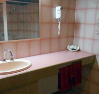 BEST WESTERN Pines Country Club Motor Inn - E Caravan Parks
