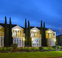BEST WESTERN Colonial Village Motel - E Caravan Parks