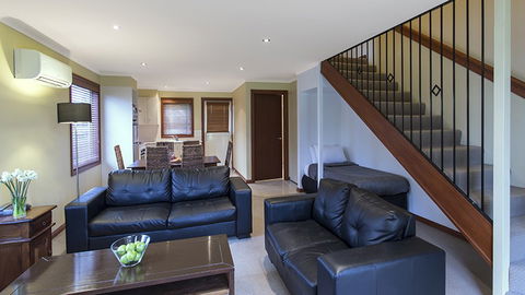 BEST WESTERN Colonial Village Motel - E Caravan Parks 1