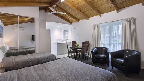 BEST WESTERN Colonial Village Motel - E Caravan Parks 2