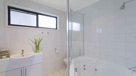 BEST WESTERN Colonial Village Motel - E Caravan Parks 5