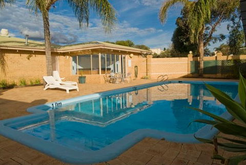 Albion Hotel - E Caravan Parks 0