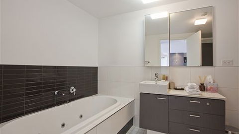 Couples Retreat Lorne Chalet - E Caravan Parks 6