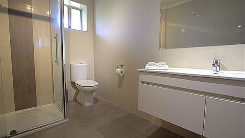 Blue Whale Motor Inn & Apartments - E Caravan Parks 1