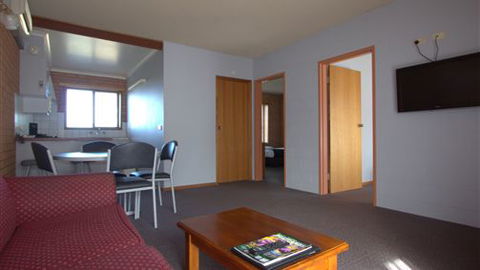 Blue Whale Motor Inn & Apartments - E Caravan Parks 2