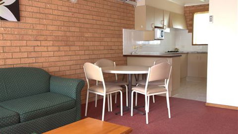 Blue Whale Motor Inn & Apartments - E Caravan Parks 3