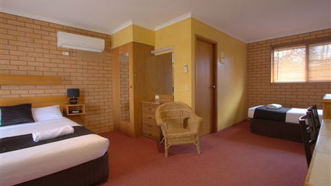 Blue Whale Motor Inn & Apartments - E Caravan Parks 5