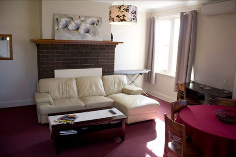 Courthouse Hotel Boorowa - E Caravan Parks 3