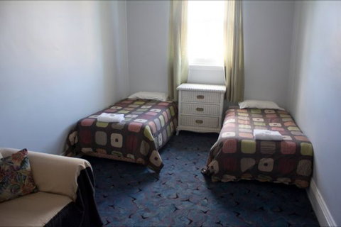 Courthouse Hotel Boorowa - E Caravan Parks 5