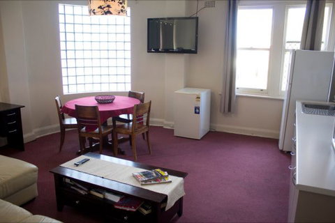 Courthouse Hotel Boorowa - E Caravan Parks 7