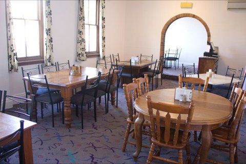 Courthouse Hotel Boorowa - E Caravan Parks 8