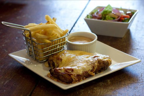 Courthouse Hotel Boorowa - E Caravan Parks 9