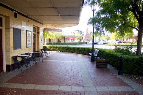Courthouse Hotel Boorowa - E Caravan Parks 10