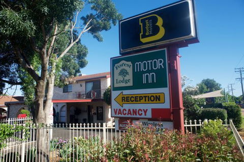 Forest Lodge Motor Inn And Restaurant - E Caravan Parks 1