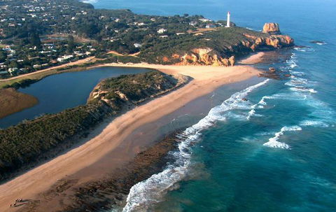 Aireys Overboard Seaside Cottage - E Caravan Parks 9