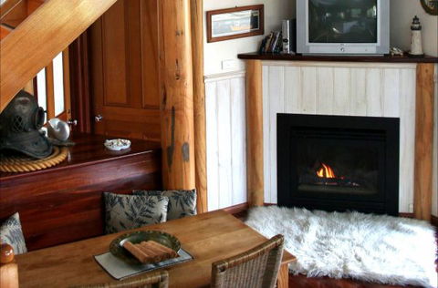 Aireys Overboard Seaside Cottage - E Caravan Parks 10