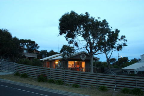 Aireys Overboard Seaside Cottage - E Caravan Parks 3