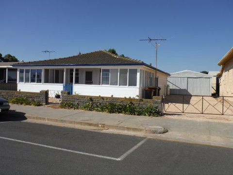 The Little White House - E Caravan Parks 3