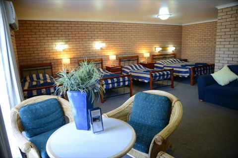 Cameo Inn Motel - E Caravan Parks 2