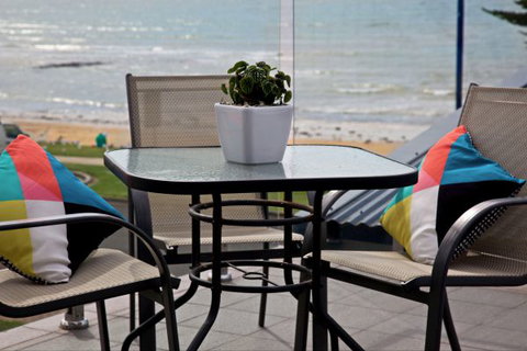 Penguin Beachfront Apartments - E Caravan Parks 6