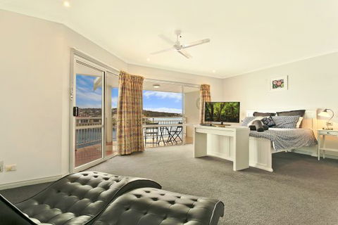 SALT Waterfront Apartment - E Caravan Parks 4