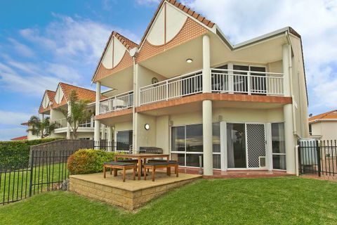 SALT Waterfront Apartment - E Caravan Parks 8