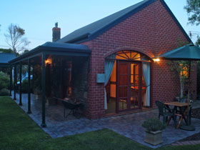 Anchor Cottage - E Caravan Parks 2