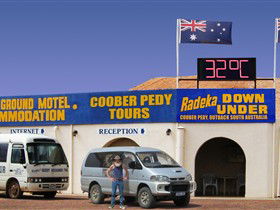Radeka Downunder Underground Motel And Backpacker Inn - E Caravan Parks 0