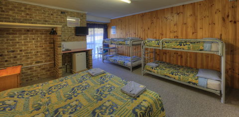 Acacia Snowy Motel - E Caravan Parks 7