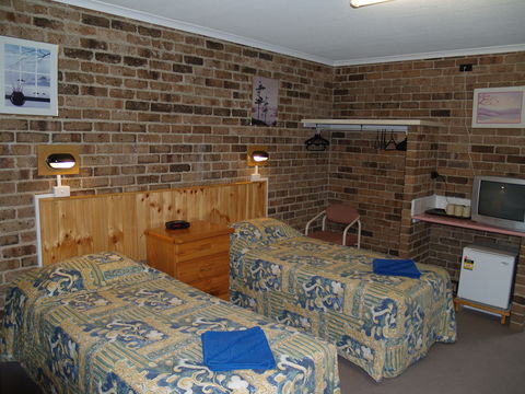 Acacia Snowy Motel - E Caravan Parks 9