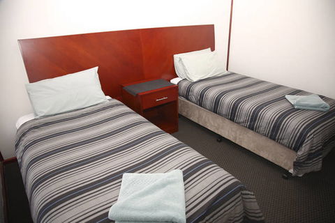 Across Country Motor Inn - E Caravan Parks 0