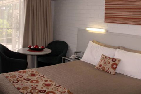 Adina Place Motel Apartments - E Caravan Parks 0