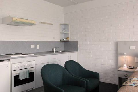 Adina Place Motel Apartments - E Caravan Parks 1