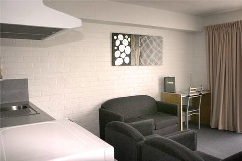 Adina Place Motel Apartments - E Caravan Parks 2
