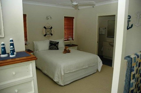 Alexander Lakeside Bed & Breakfast - E Caravan Parks 1