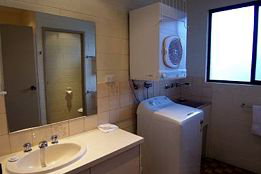 Allambi Holiday Apartments - E Caravan Parks 3