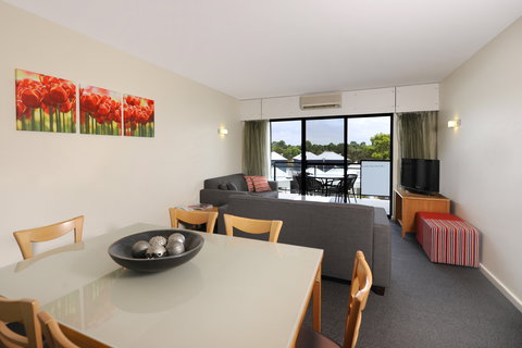 Assured Ascot Quays Apartment Hotel - E Caravan Parks 1