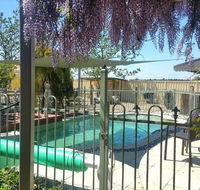 Must Love Dogs BB and Self-Contained Cottage - E Caravan Parks