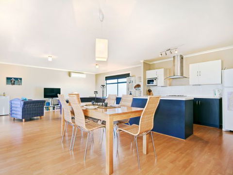 Century 21 SouthCoast: Whinnerah Sunsets - E Caravan Parks 2