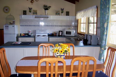 Sunflower Cottage - E Caravan Parks 2