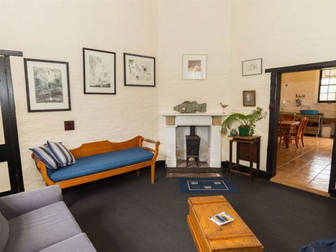 Tigerbay Retreat - Semaphore House - E Caravan Parks 5