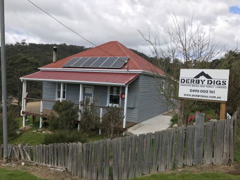 Derby Digs Cottage - E Caravan Parks 0