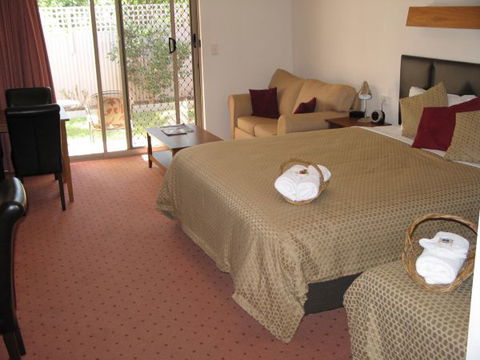 Wine Village Motor Inn - E Caravan Parks 1