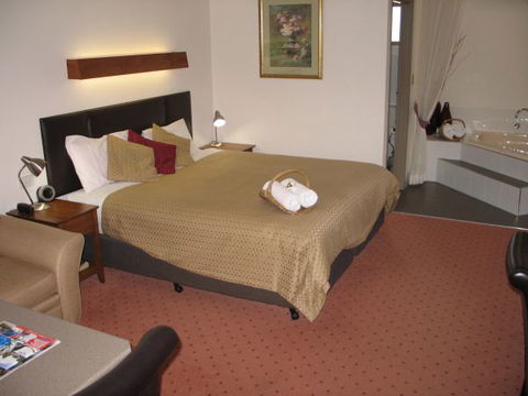 Wine Village Motor Inn - E Caravan Parks 2