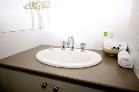 Wine Village Motor Inn - E Caravan Parks 7