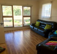 Mel Jays in Kingscote - E Caravan Parks