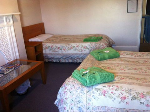 Victoria Hotel At Port MacDonnell - E Caravan Parks 3