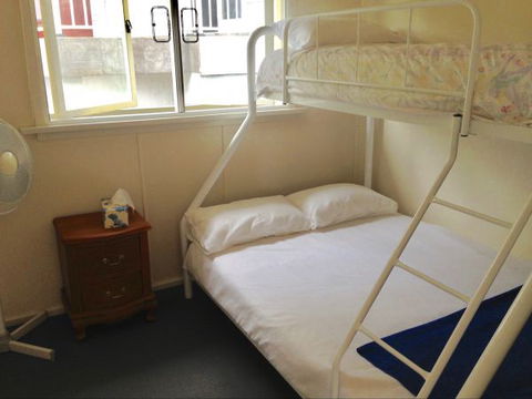 Cosy Seaside Cottage - E Caravan Parks 5